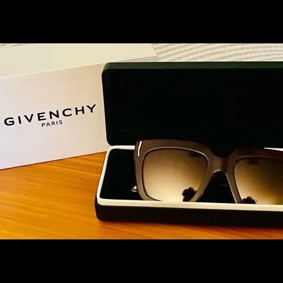 Timeless Authentic Givenchysunglasses - www  display picture 1